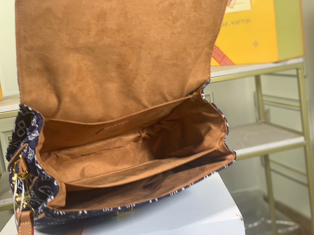 LW - Luxury Handbags LUV 111