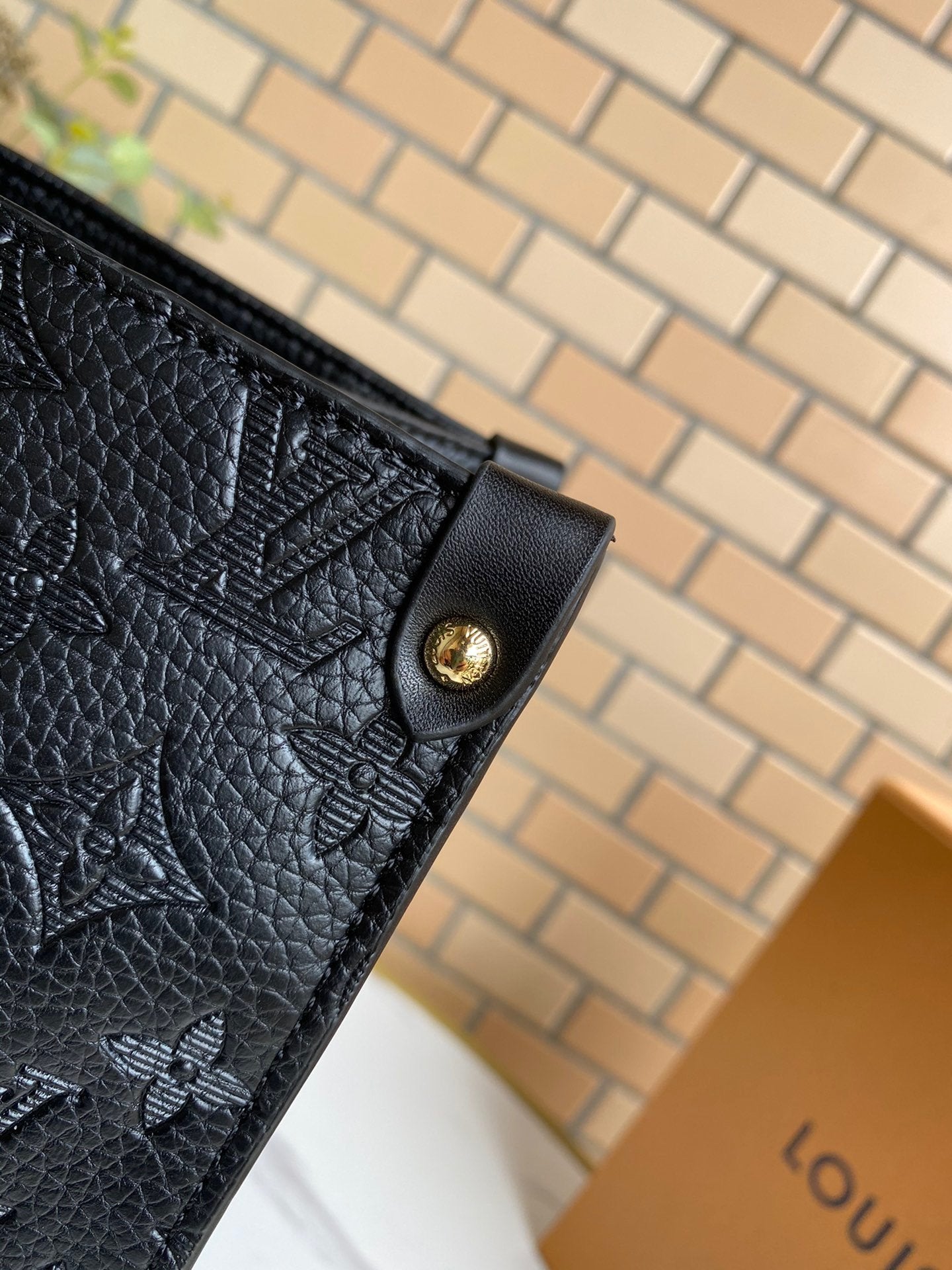 LW - Luxury Handbags LUV 038